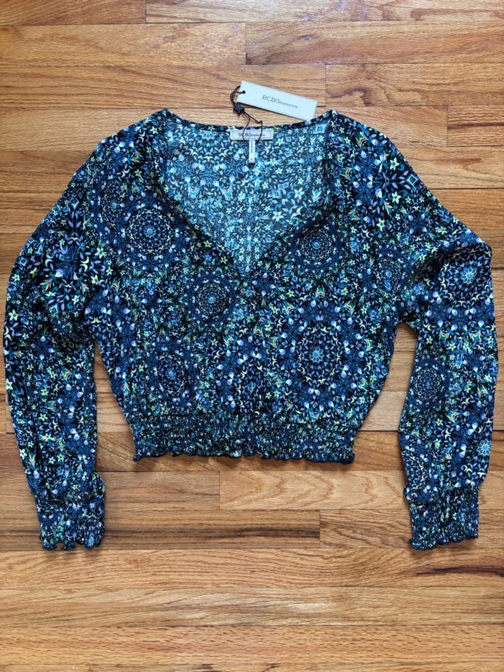 BCBGeneration Floral Smocked V-Neck Crop Top Women’s Medium Spring Refresh Boho